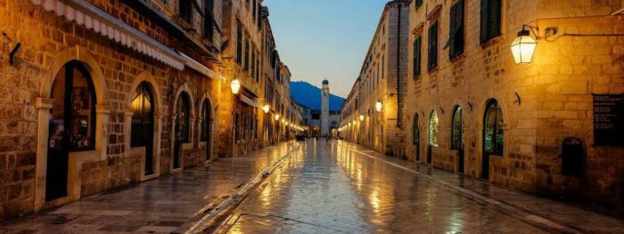 Dubrovnik også kendt som Ragusa er en charmerende kroatisk by lige ud til Adriaterhavet. Byen er et af de mest populære byer at besøge i Kroatien og absolut seværdig og ligger i Dalmatien. Byen blev anlagt i det 7. århundrede og blev et vigtigt kulturcentrum og handelsområde i middelalderen. Mellem 1815 og 1919 var den under østrigsk herredømme.