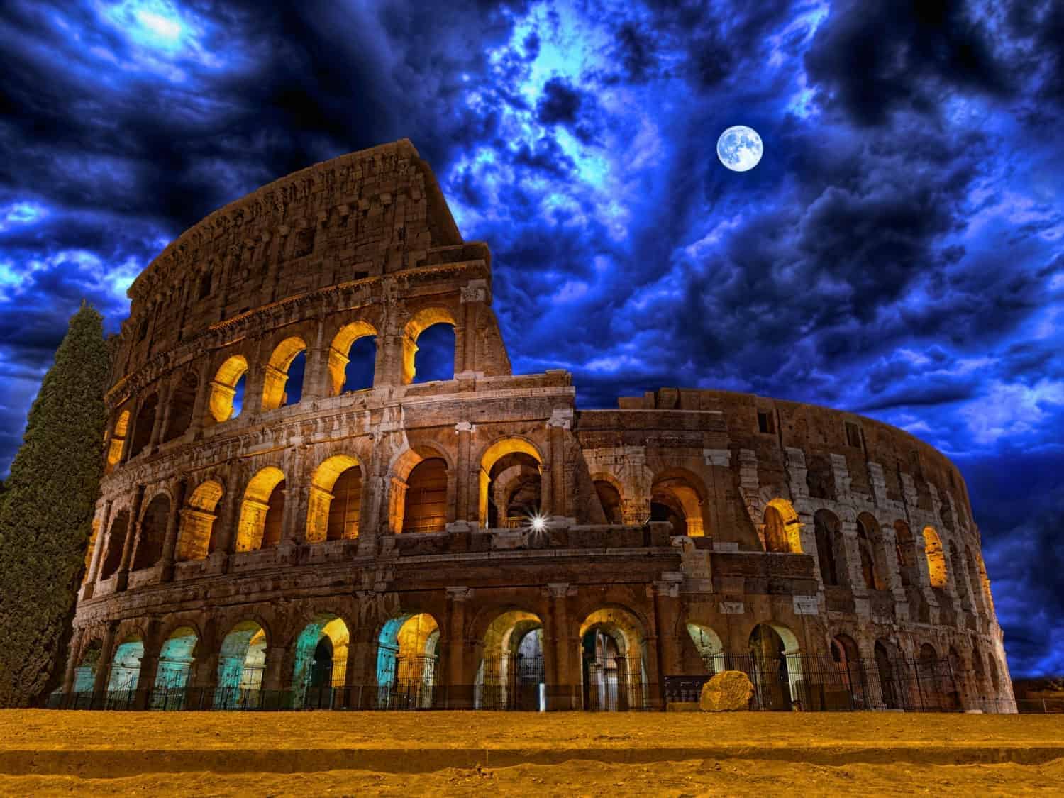 Colosseum, Rom, Italien, natfoto med smuk måne