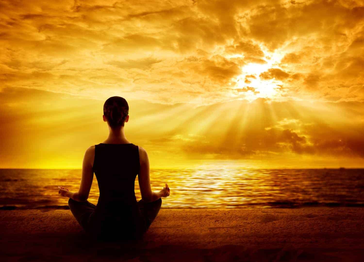 Yoga Meditation ved solopgang direkte på stranden