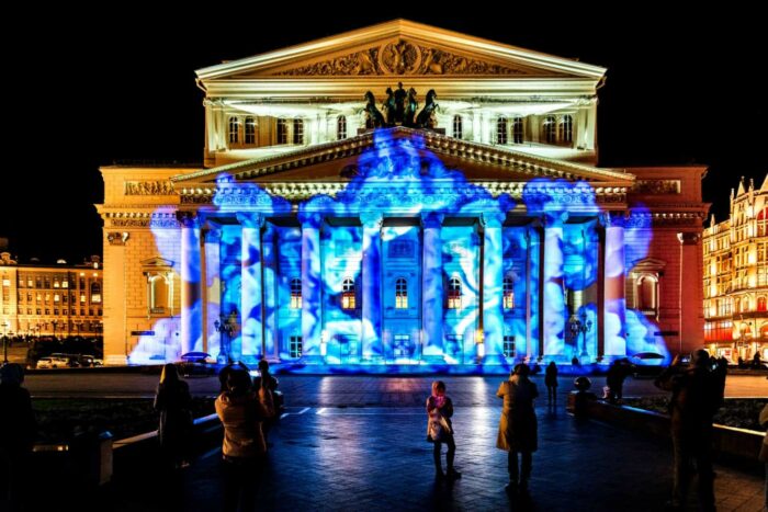 Moskva, Rusland 2017. State Academic Bolshoi Theatre Opera and Ballet illuminated for free open air international festival Circle of light