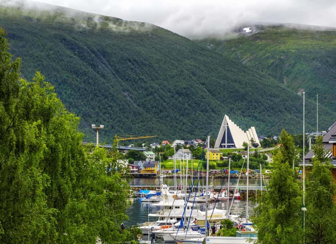 Arktisk Katedral i Tromsø city i Norge