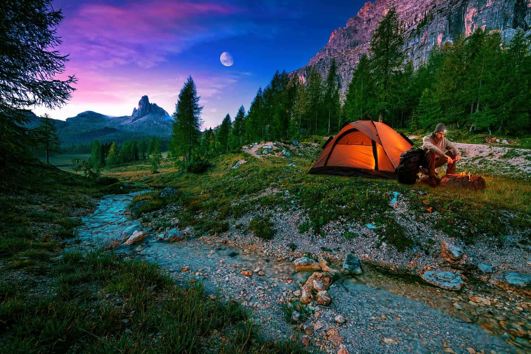 Campingferie, smukt øde campingsite om natten