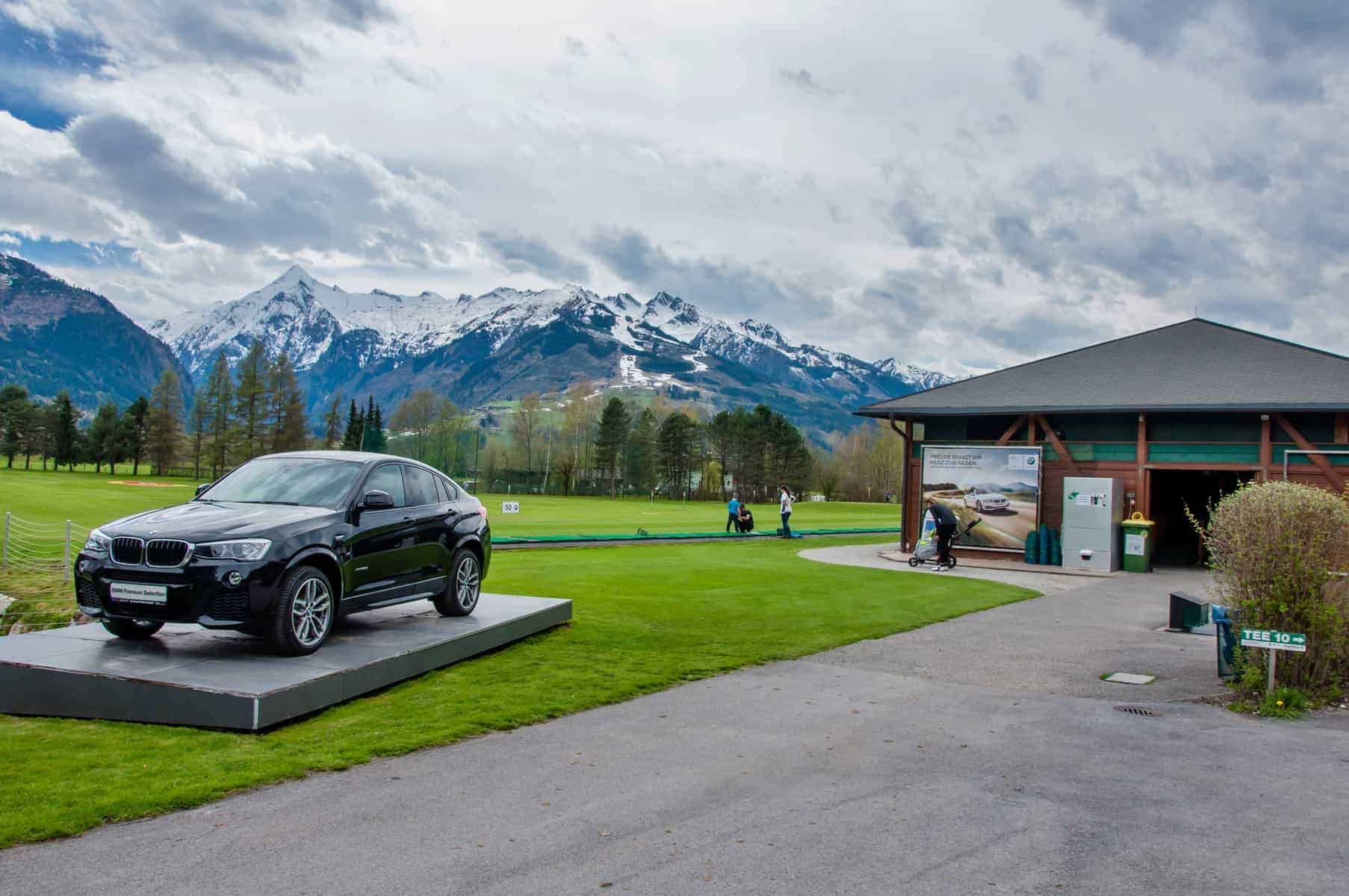 Golfferie i Tyskland. Zell am See, Luxury BMW X6 på piedestal i Golfclub Kaprun
