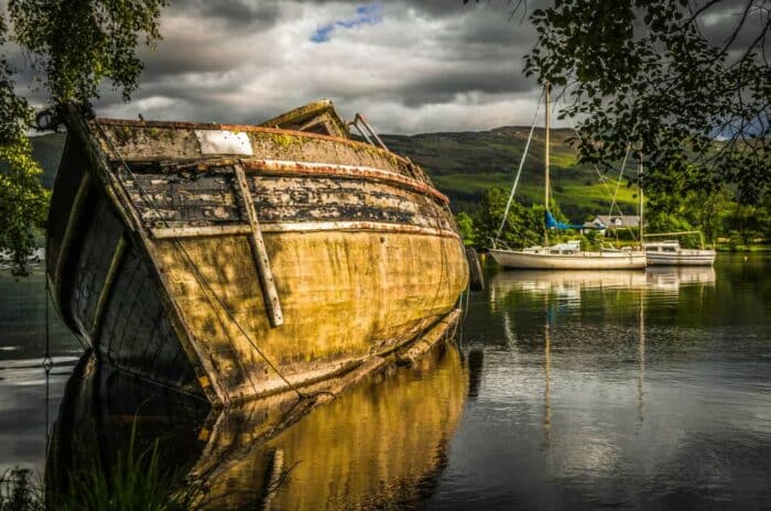 Gammel malerisk forladt båd på store Lake Loch Ness in Scotland