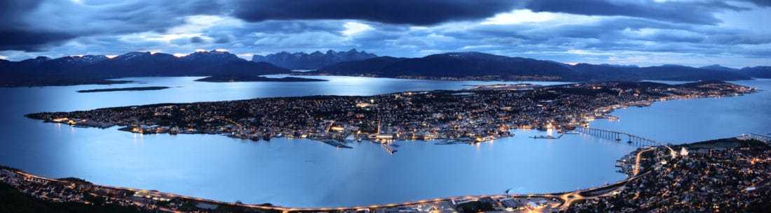 Tromsø storladen og aftenstemning, der viser naturen omkring byen fint