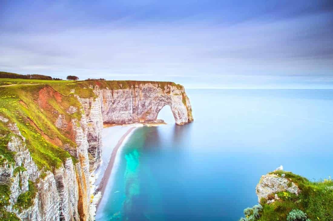Bedste steder at besøge i Frankrig 2 Etretat, la Manneporte natural rock arch wonder, cliff and beach. Long exposure photography. Normandy, France.