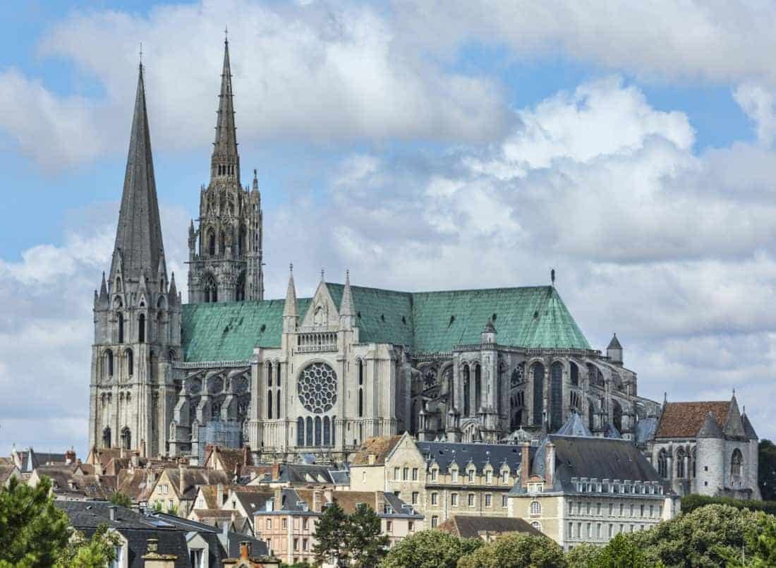 Domkirken i Chartres ligger i Chartres 80 km sydvest for Paris og anses for at være et af de fornemste gotiske bygningsværker i Frankrig