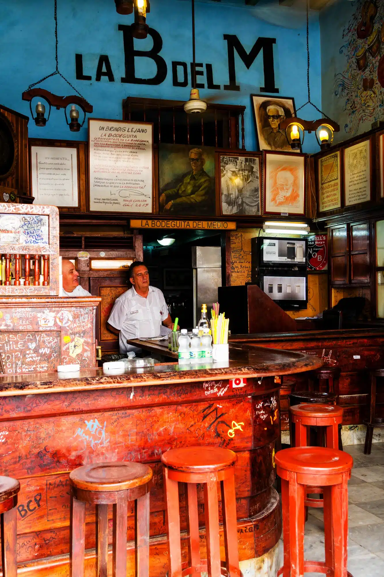 La Bodeguita del Medio i Havana. Mojitos fødested. Udsigt over hylderne inde i restauranten. På denne pub plejede Ernest Hemingway at komme til en drink eller to.