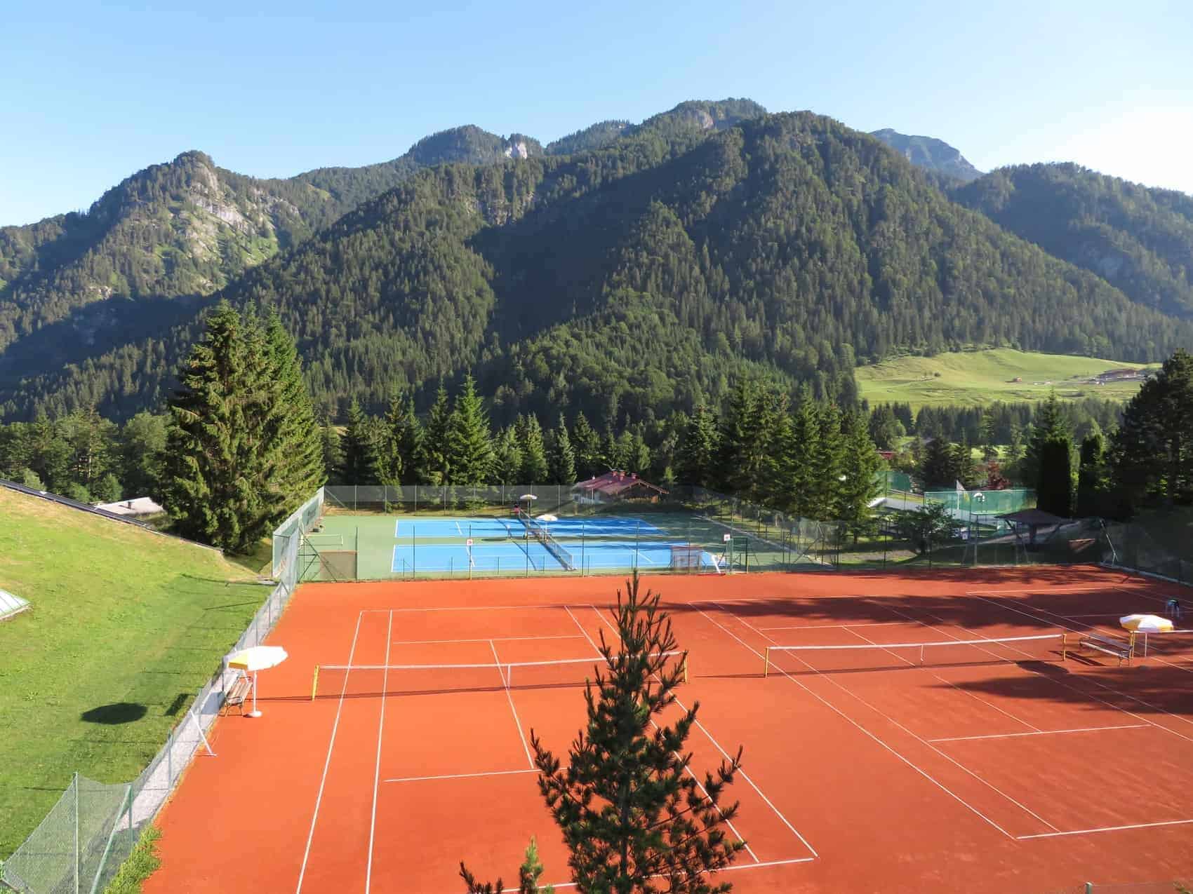 Lärchenhof har flere tennisbaner ude og inde med forskelligt underlag