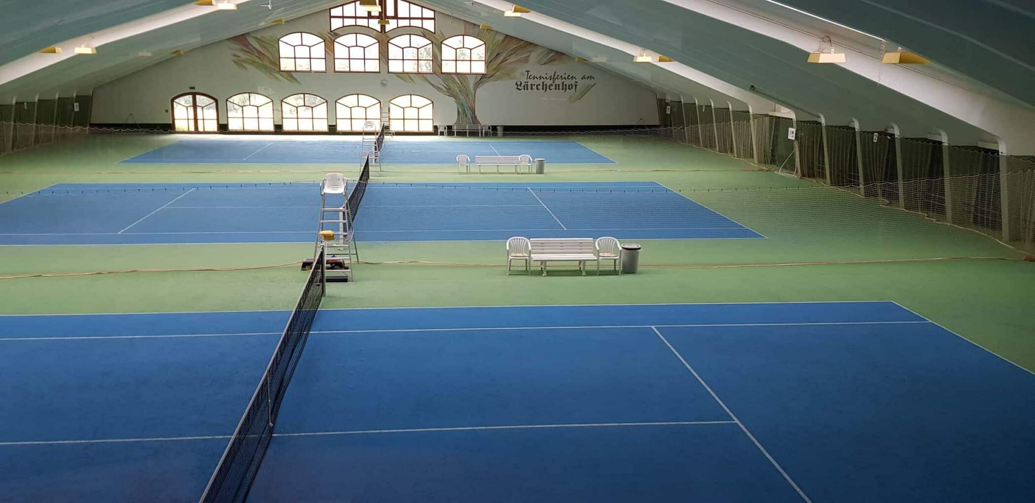Lärchenhof har flere tennisbaner ude og inde med forskelligt underlag. Her indoor tennis. Her den smukke indendørs tennishal lige ved siden af work out afdelingen