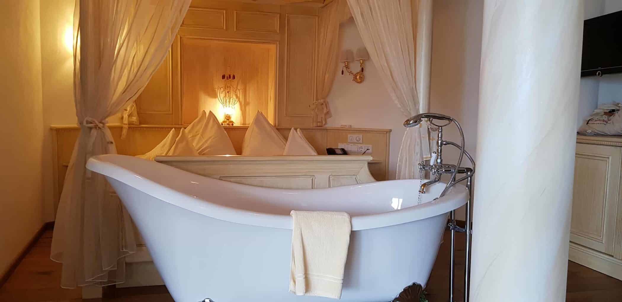 Lärchenhof suite med 2 badeværelser + dette charmerende retro badekar !