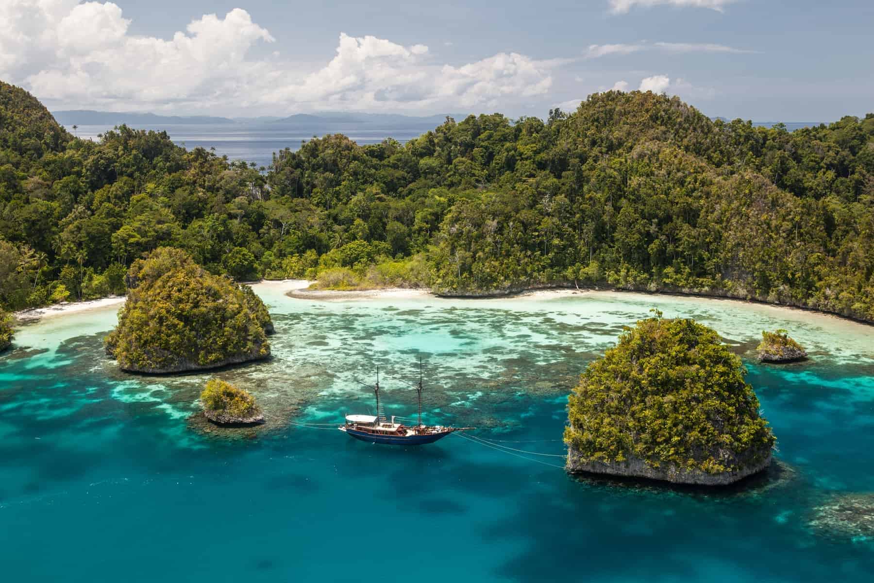 Verdens største øer - Papua New Guinea, Raja Ampat omgivet af kalkholdige klipper i havet