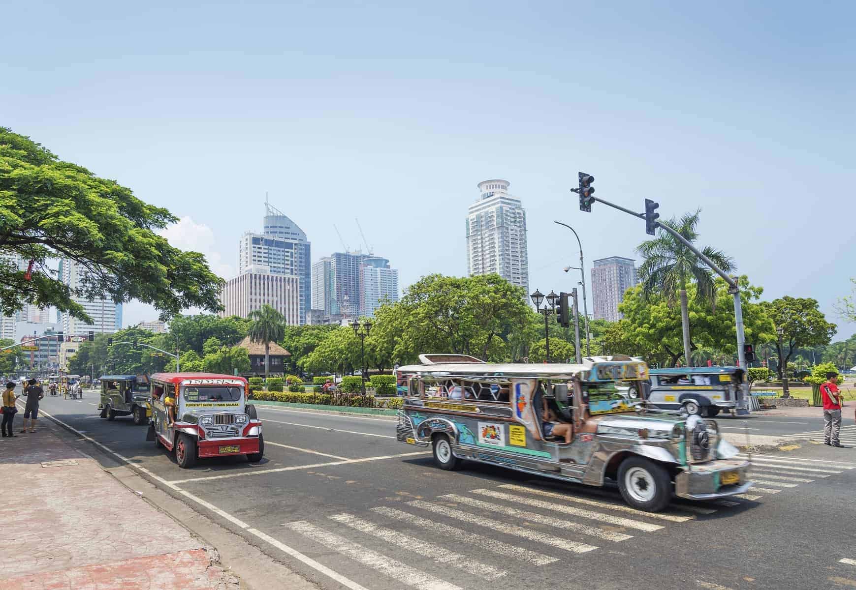jeepneys i Rizal park , Manila. Filippinerne