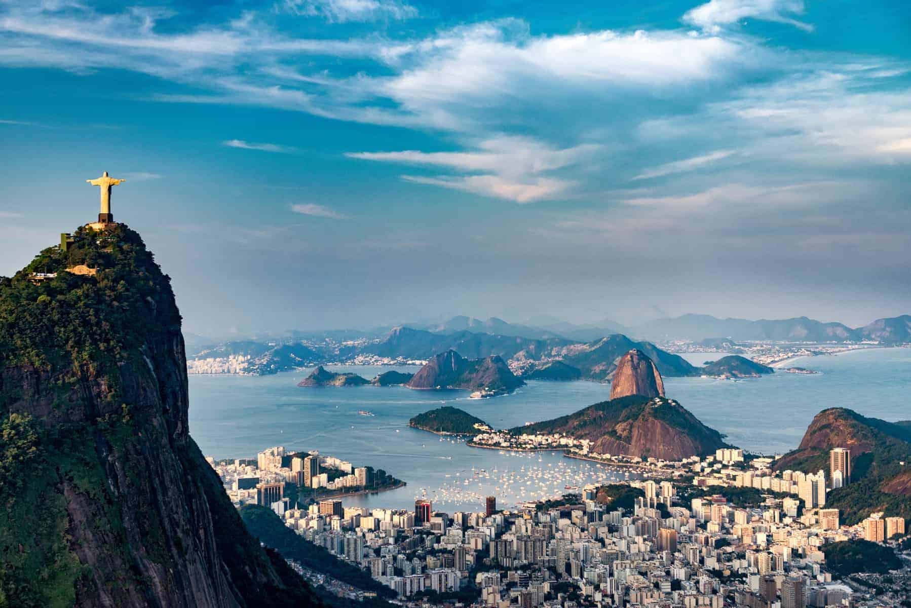 Rio De Janeiro. Corcovado bjerget med statuen af Kristus, samt udsyn over Botafogo, Sugarloaf mountain.