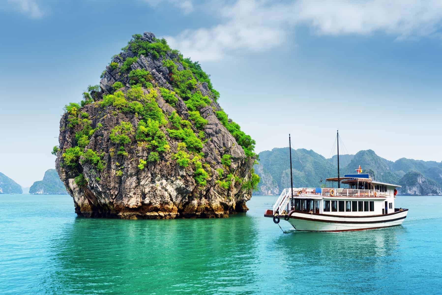 Ha Long Bay i Tonkin, the South China Sea, Vietnam. The Halong Bay is a popular tourist destination of Asia