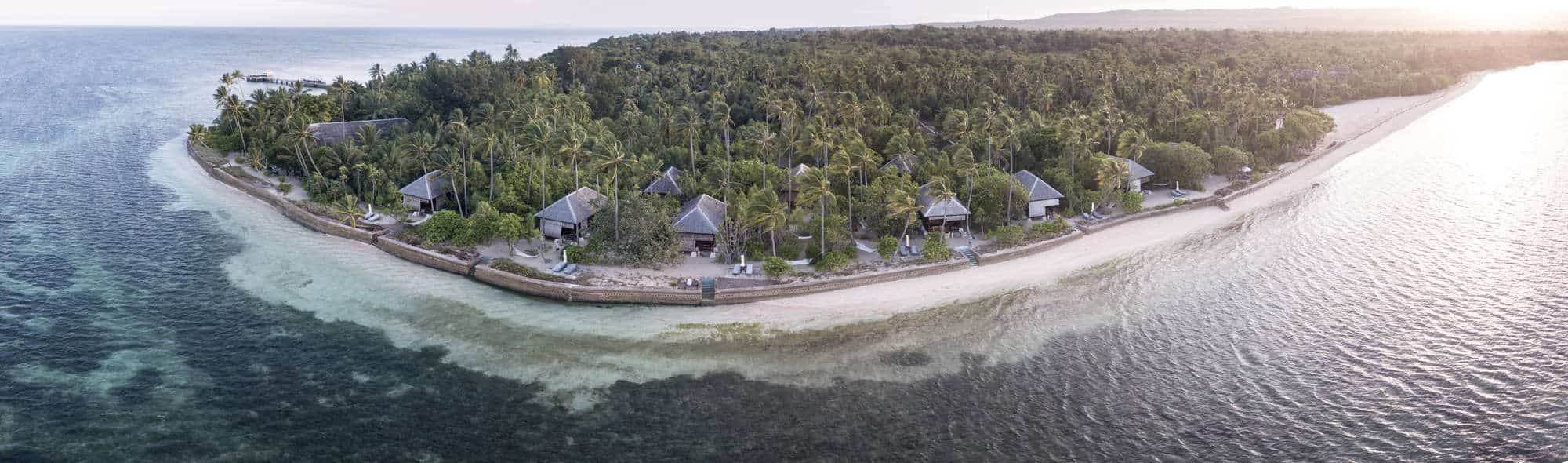 Indonesiens mange øer, der er over 18.000 i alt 4 A remote resort is built on a idyllic island off the coast of Sulawesi in Indonesia. The Wakatobi resort is a favorite for scuba divers, snorkelers, and kite boarders due to its surrounding reefs and seasonal winds.