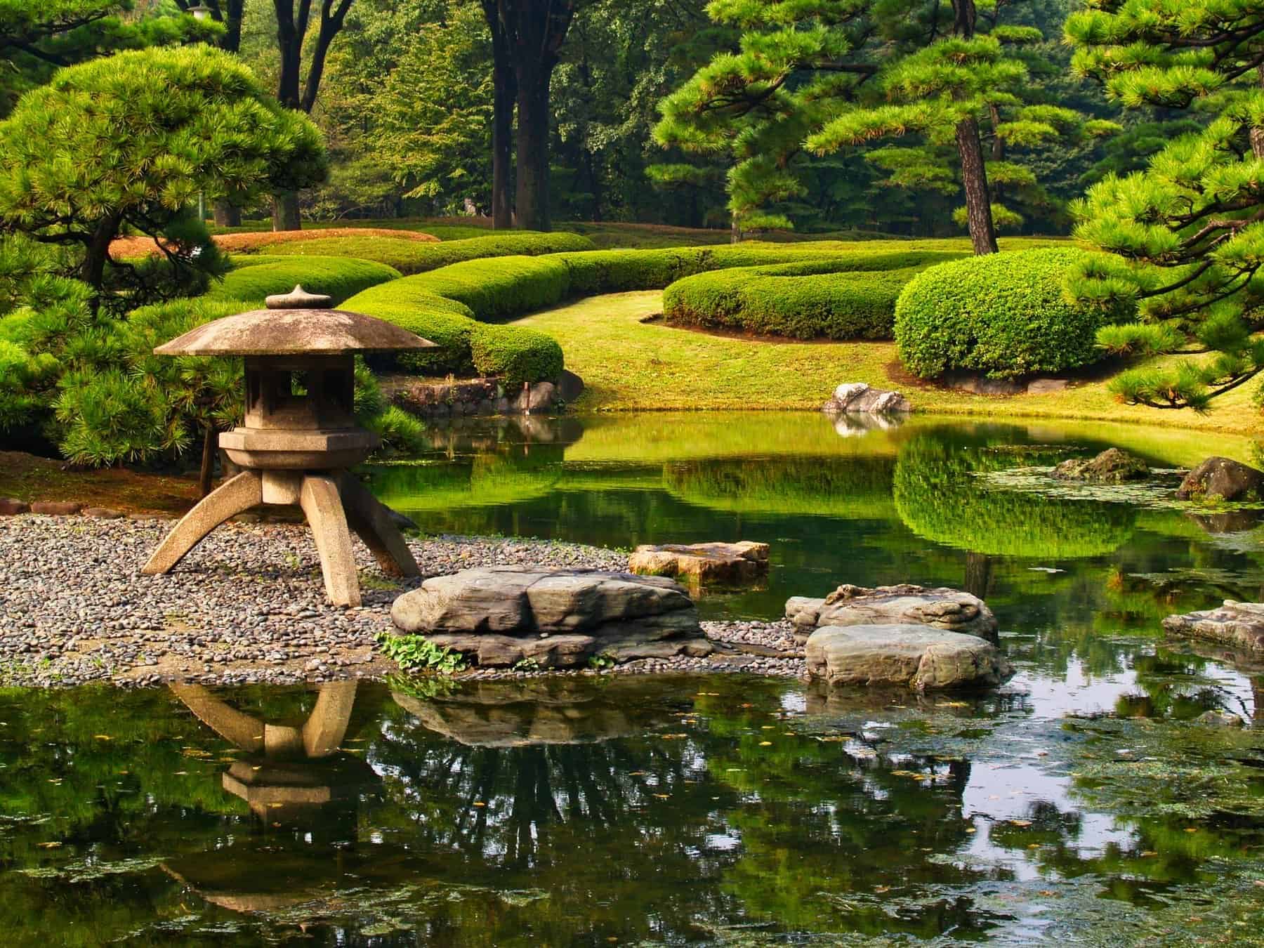 Traditionelle japanske formelle haver, herunder vandfunktion, skulpturelle træer og hække, Imperial Palace Gardens, Kōkyo Higashi-gyoen, Tokyo, Japan.