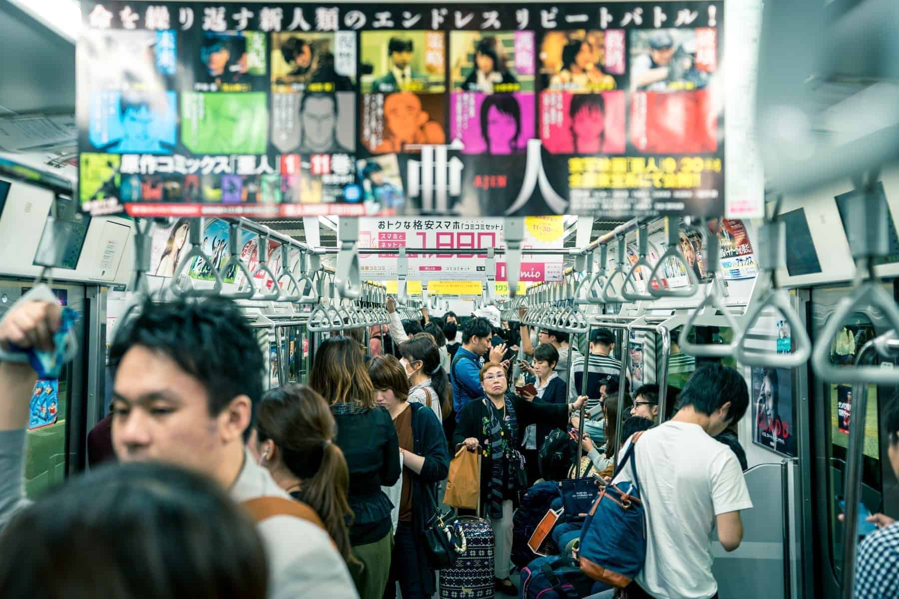 Tokyo, Japan, oktober 2017: Mennesker i metrotog-metroen i Tokyo City, Japan