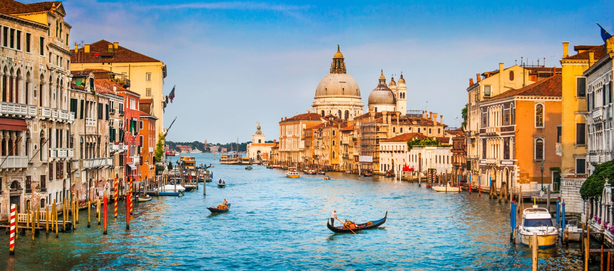 Canal Grande panorama fra Venedig. Romance udtrykkes vel fint med en gondoltur her?