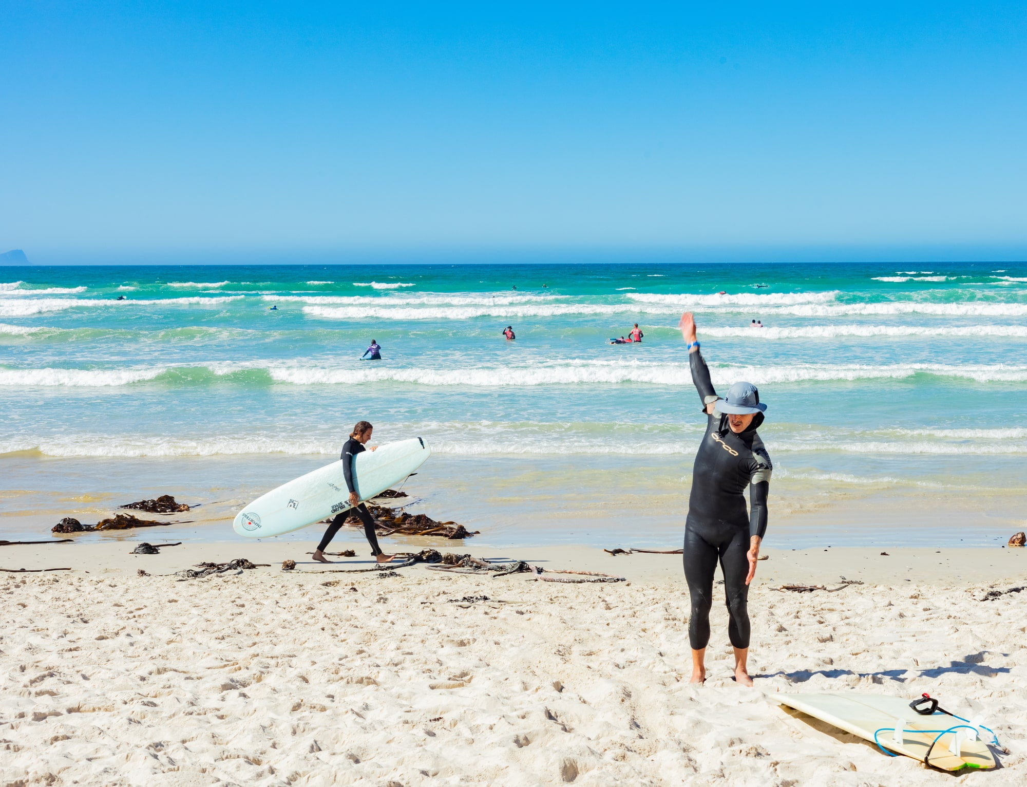 Cape Town, Sydafrika -Surfers på Muizenberg beach