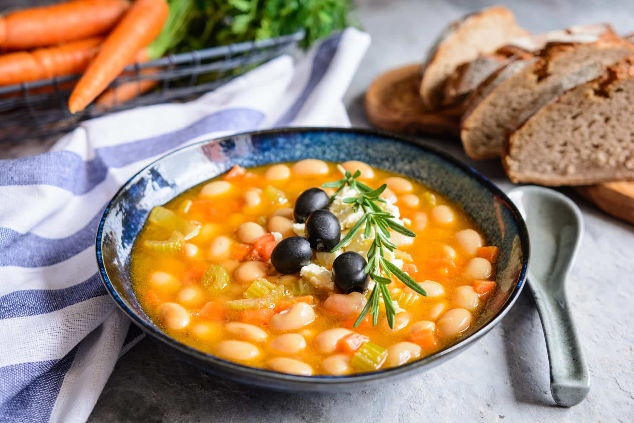 Fasolatha – lækker græsk suppe med hvide bønner
