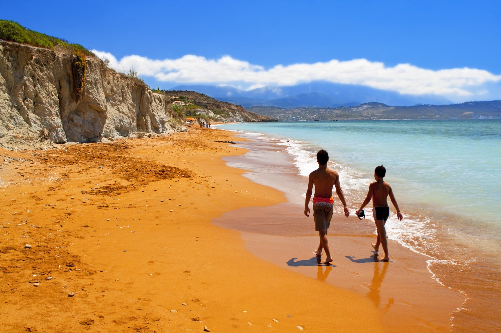 Beliggende mellem bjergene i Agia Dynati og Kalon Oros, er Myrtos Beach en af ​​de vigtigste og smukkeste seværdigheder på øen. De hvide sten og det krystallinske vand sammen med de grønne klipper