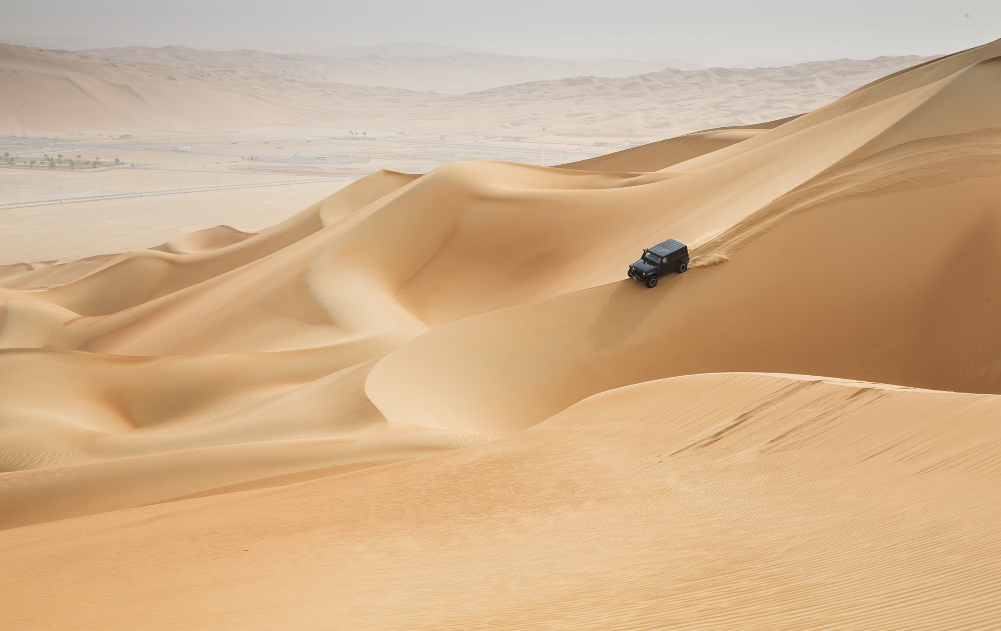 De smukkeste ørkener i verden. Egypten. Pyramider og Ankh. Al Safen, Oman, Omani men at a camel race in a countryside. 4W car driving in Rub al Khali Desert at the Empty Quarter, in Abu Dhabi, United Arab Emirates