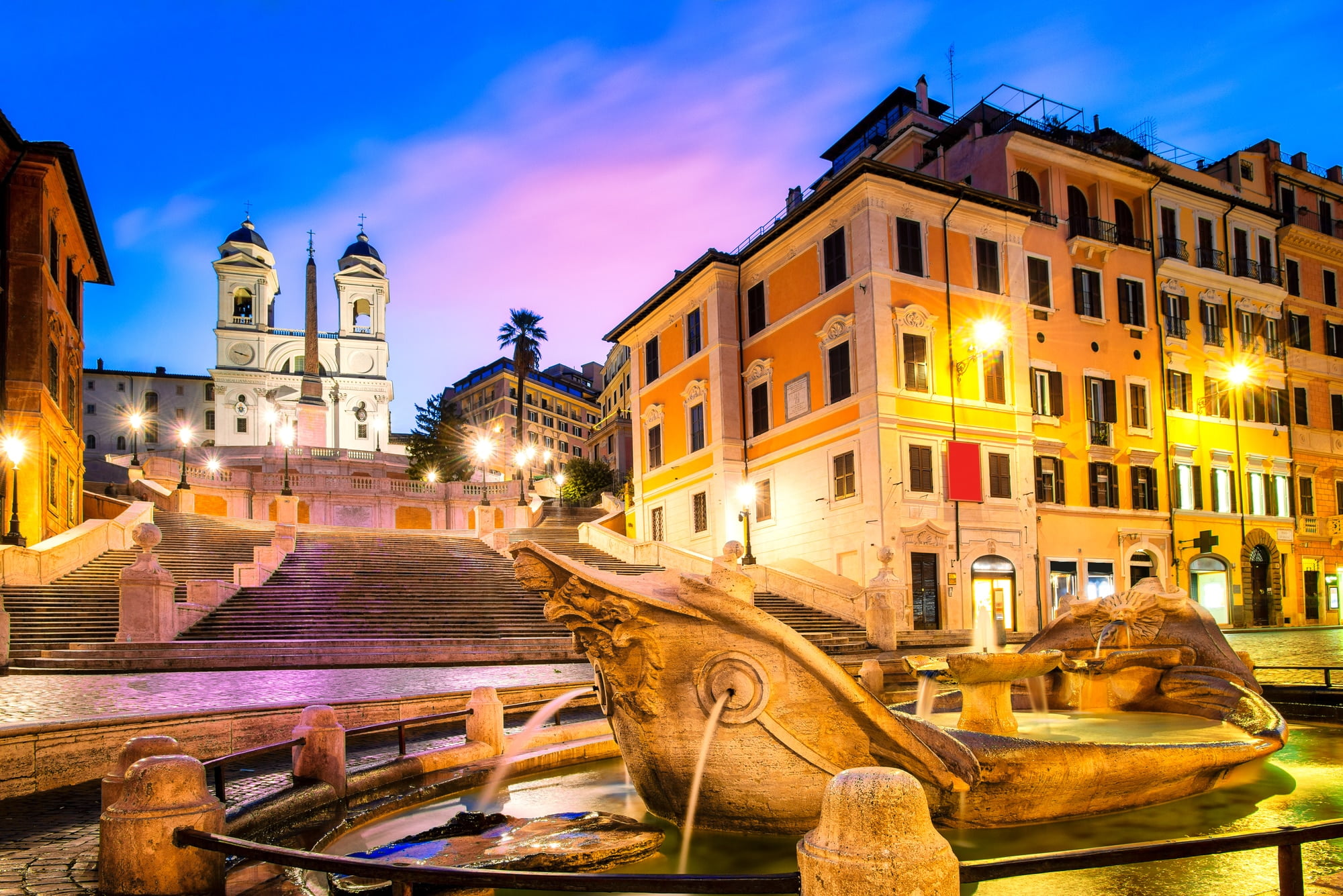 Hvis du leder efter et sted at slappe af og se på folk i Rom, er Den Spanske Trappe det perfekte sted. Trappen ligger på Piazza di Spagna og er et populært samlingssted for både turister og lokale. På en varm dag vil du finde folk, der solbader på trappen eller nyder en gelato fra en af de nærliggende caféer. Den Spanske Trappe er også et godt sted at tage billeder, hvor det smukke springvand i bunden fungerer som en perfekt kulisse.