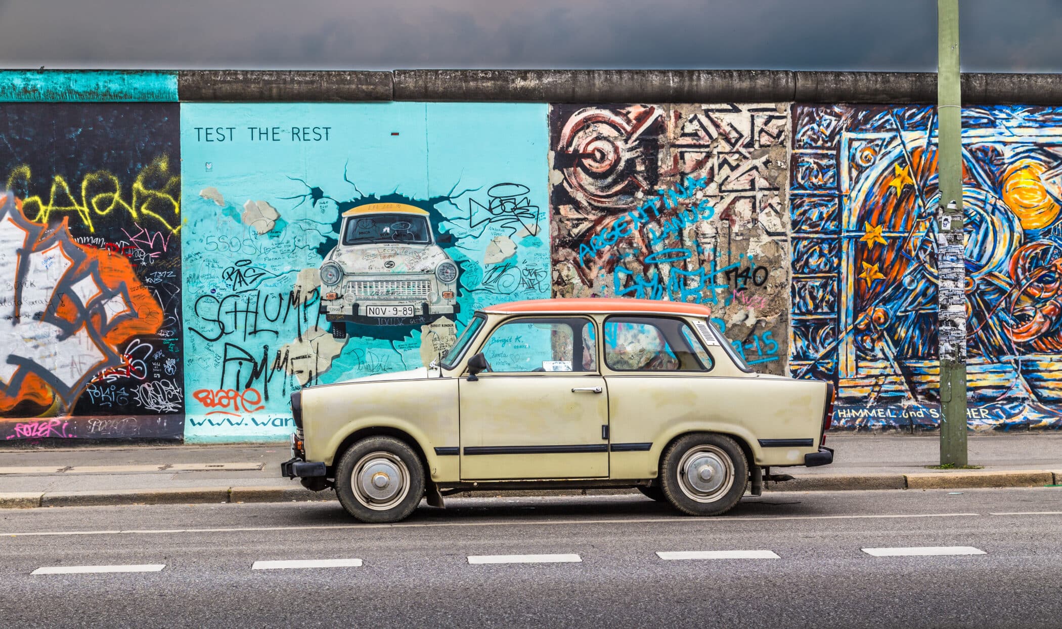 Berlin muren i daværende Østberlin East Side flankeret af en Trabant
