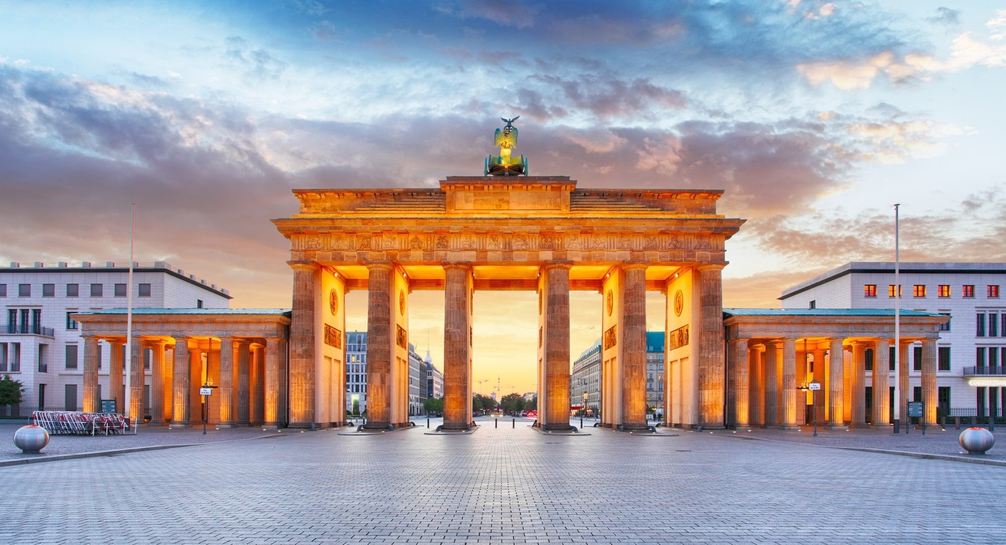 Berlin - Brandenburg Gate at night. Hvad skal du se i Berlin?