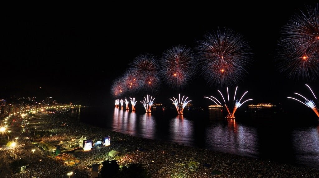 Mere end 2 millioner mennesker deltog i nytårsfesten på Copacabana-stranden i Rio de Janeiro, Brasilien. Festen inkluderede et fantastisk fyrværkerishow, der varede 16 minutter og 3 scener med livemusikkoncert. Fyrværkeriet blev affyret fra 11 pramme placeret 300 m fra stranden.