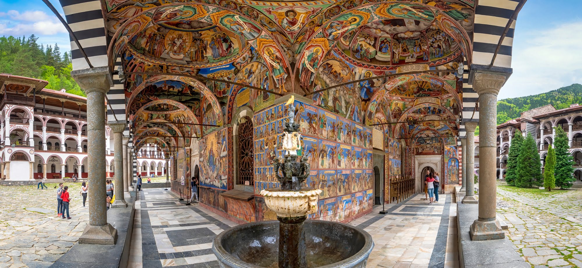Rejsen går til Bulgarien - Beautiful decoration of the Orthodox Rila Monastery i Bulgaria. Unesco site