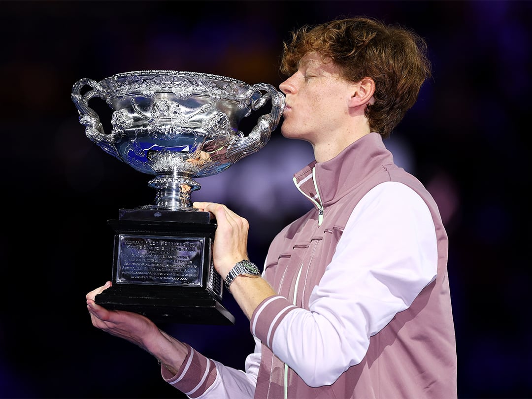 ATP tennis turneringerne i 2024 - Jannik Sinner kysser AO-trofæet