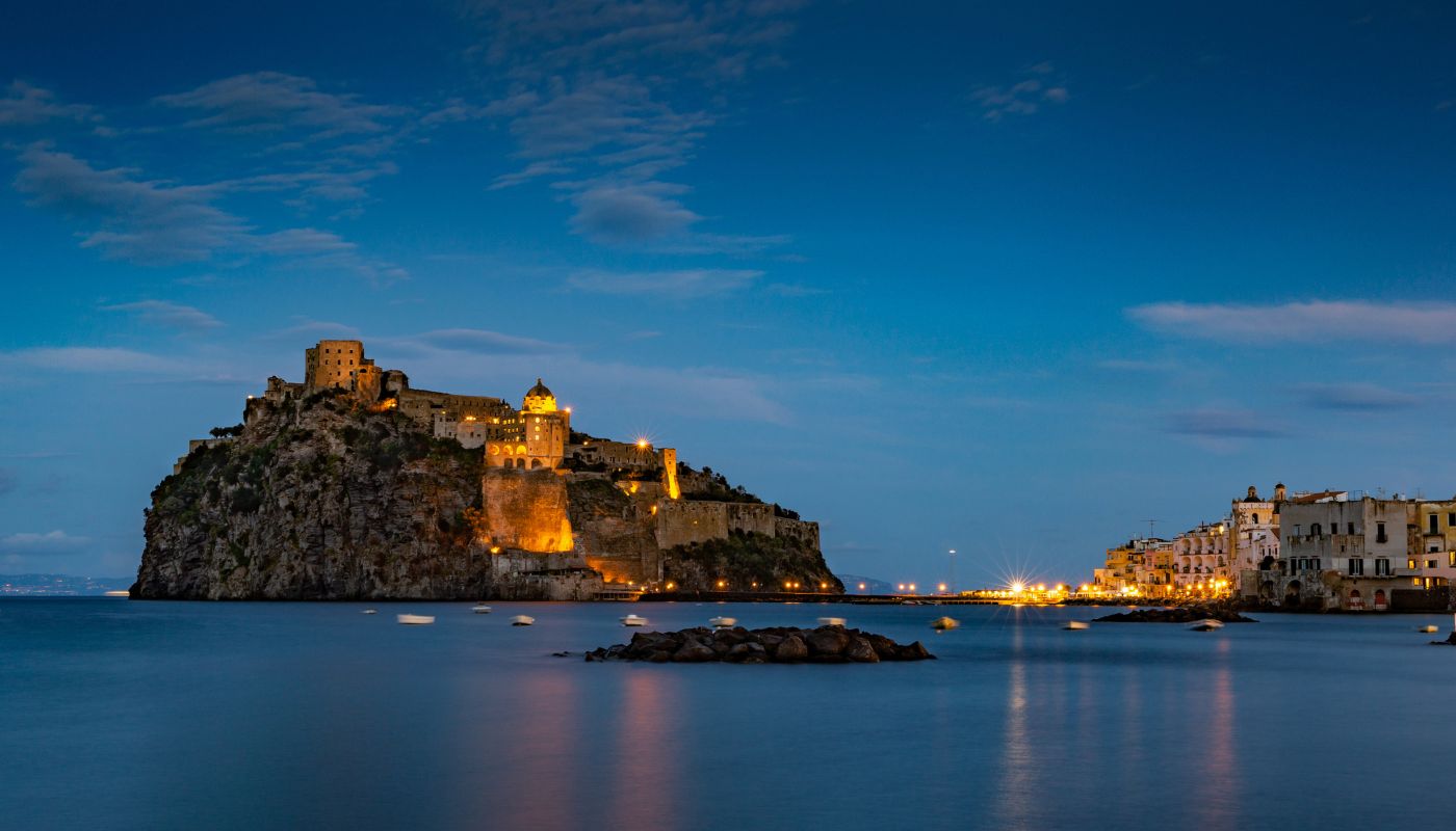 Castello Aragonese, Ischia om natten