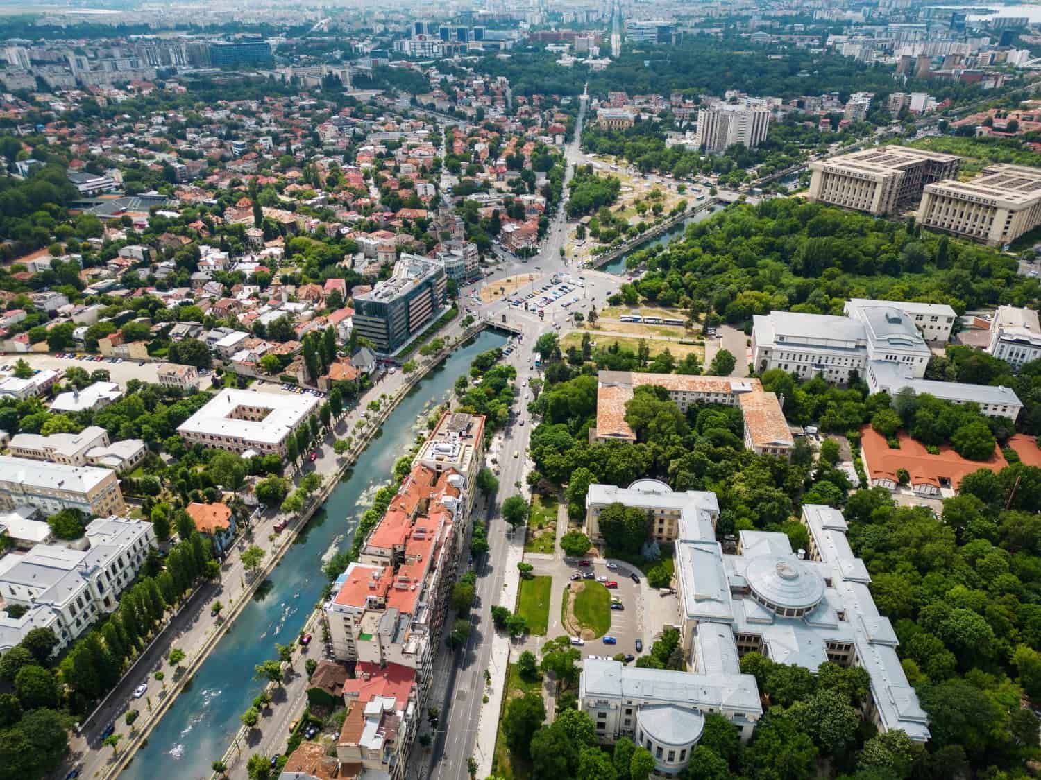 Bucarest er også hjemsted for flere museer, herunder Nationalmuseet for Rumænsk Historie og Nationalmuseet for Kunst, der tilbyder indblik i landets rige kultur og historie.