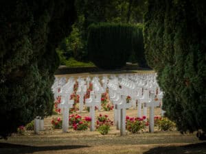 Historiske slagmarker. Kirkegaard-uden-for-Douaumont-benhus-naer-Verdun-Frankrig.-Mindesmaerke-for-de-soldater-der-doede-paa-slagmarken-under-slaget-ved-Verdun-i-Foerste-Verdenskrig